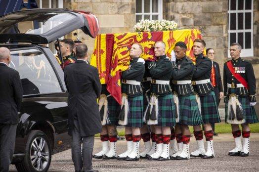 El ataúd de la reina Isabel II recorre Escocia