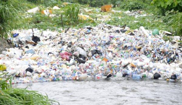Cañadas tapadas basura en SD en medio huracán