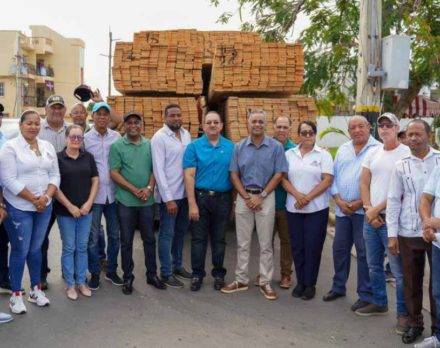 Presidencia entrega zinc y madera a afectados por Fiona en Hato Mayor