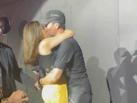 Fanática le roba beso a Enrique Iglesias