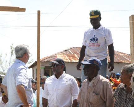 Presidente acude a ayudar afectados en la provincia Samaná