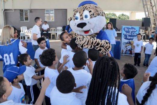 Tigres del Licey visitan Centro Educativo Antonia Tejeda