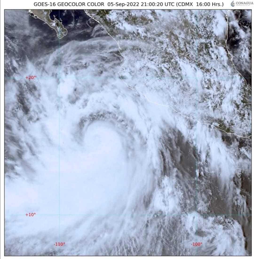 Kay se intensifica a huracán categoría 1 en el Pacífico mexicano