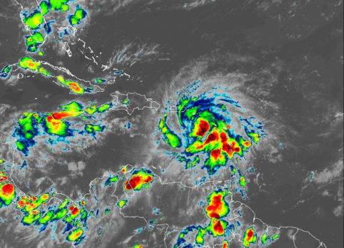 Bahamas e Islas Turcas y Caicos preparan evacuaciones ante huracán Fiona