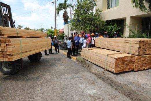 Gobierno realiza operativo reparación de casas afectadas por huracán en Ramón Santana