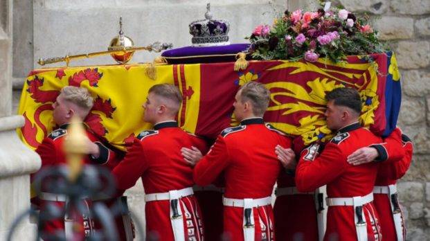 El cortejo de Isabel II recorre el centro de Londres tras el funeral