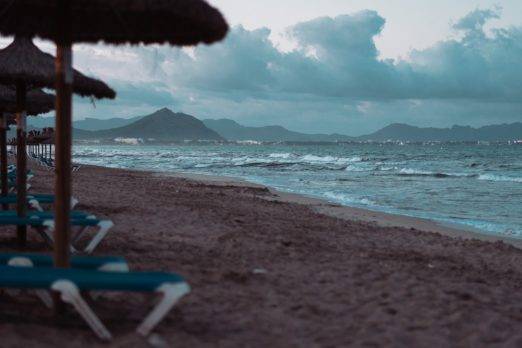 Turismo cierra playas por huracán Fiona