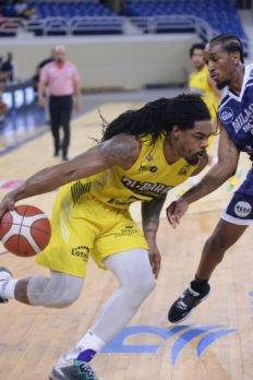 Quintin Alexander del club Rafael Barias defendido por Marvin Smith Jr.