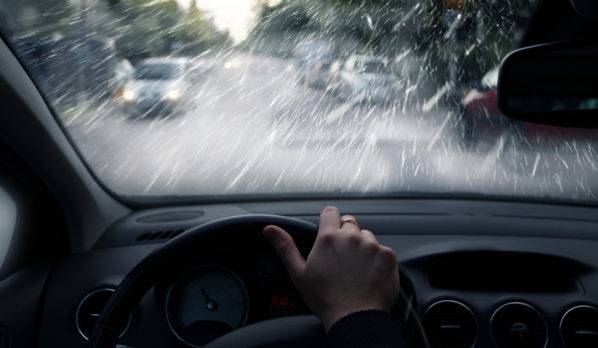 Fiona: Precauciones que debes tomar al conducir bajo la lluvia