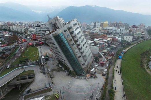 Terremoto remece buena parte de Taiwán y derriba al menos un edificio