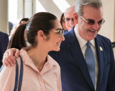 Presidente Abinader aprovecha su viaje a Washington para ver a su hija Graciela