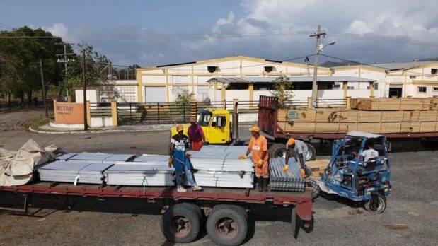 Familias afectadas por huracán Fiona en Hato Mayor reciben materiales de construcción