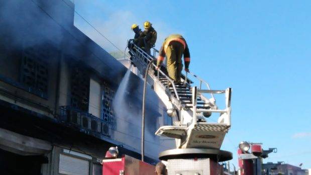 Incendio afecta almacén en el sector San Carlos