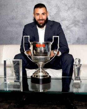 Karim Benzema recibió tres galardones en los Premios Marca
