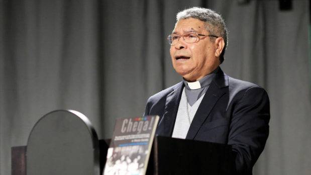 El obispo que recibió Premio Nobel de la Paz y está siendo acusado de abusar de varios hombres