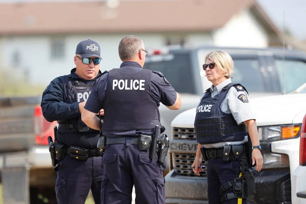 Reportan tiroteo y sospechosos armados a la fuga en Saskatchewan, Canadá