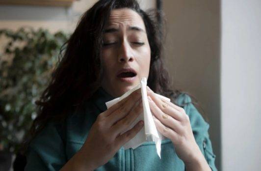¿Qué le pasa a tu cuerpo cuando contienes el estornudo?