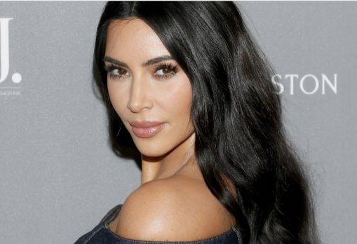 Kim Kardashian transforma su casa en escalofriante ¨cementerio¨ por Halloween