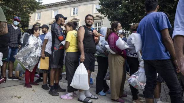 El estado de Florida pagó 1 millón de dólares para trasladar a 100 migrantes