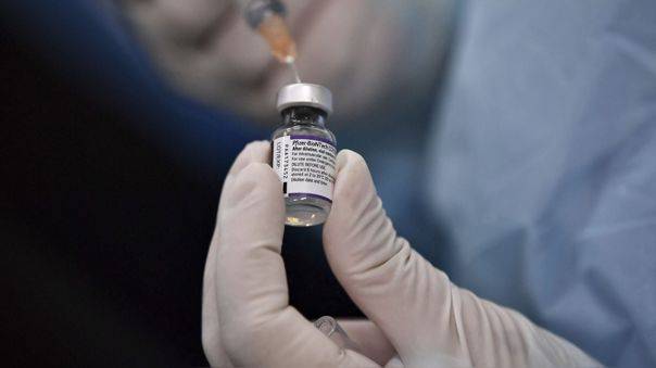 Nueva York: Juez ordena readmitir a funcionarios que se negaron a vacunarse
