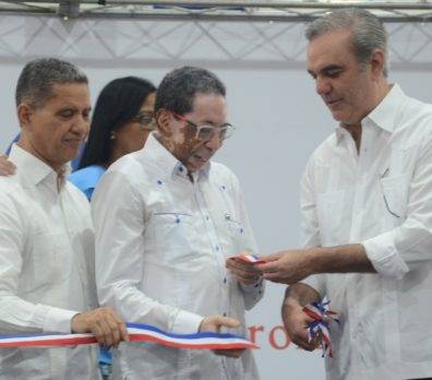 Abinader entrega el remozado Club Rafael Leónidas Solano en Guachupita