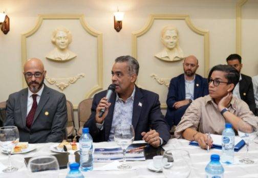 Gobierno presenta a comunitarios plan Puerto Manzanillo