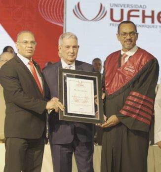 UFHEC gradúa a 3,087 jóvenes; premia a cirujano