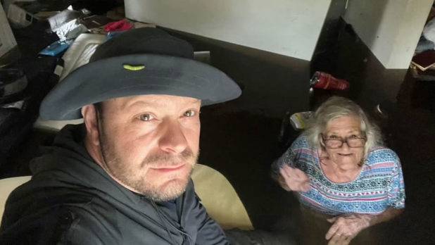 Hombre nadó por las calles inundadas de Florida para rescatar a su madre en silla de ruedas