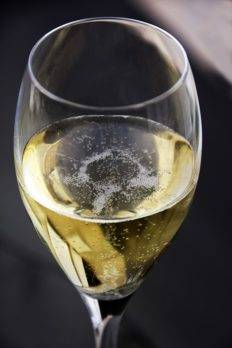 640px Glass of champagne