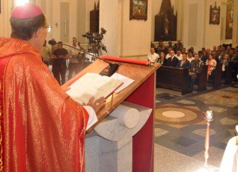 Obispo Nicanor Peña pide a Policía practicar lema de “Ley y Orden”