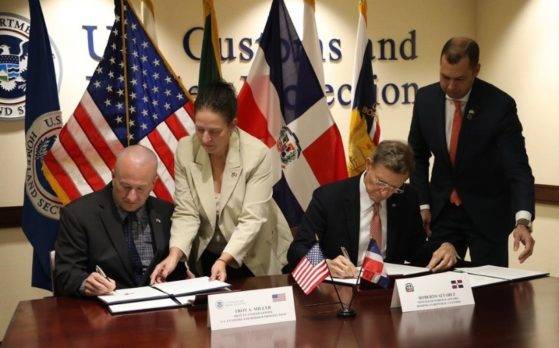 Comisionado Aduanas de EE.UU. y canciller de RD firman acuerdo