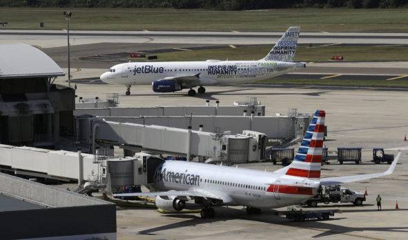 Economista asegura millones en ahorros en la fusión JetBlue-American Airlines