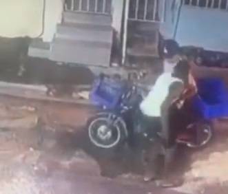 Video: Apresan a un hombre por el atraco a delivery en Los Mina