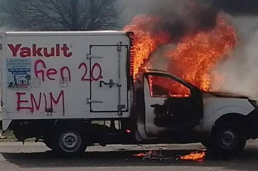 Estudiantes de escuelas quemaron un vehículo en protestas