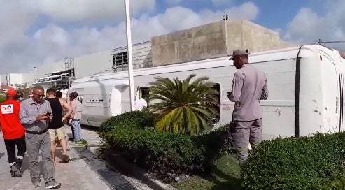 Mitur acude a socorrer turistas de accidente en Punta Cana