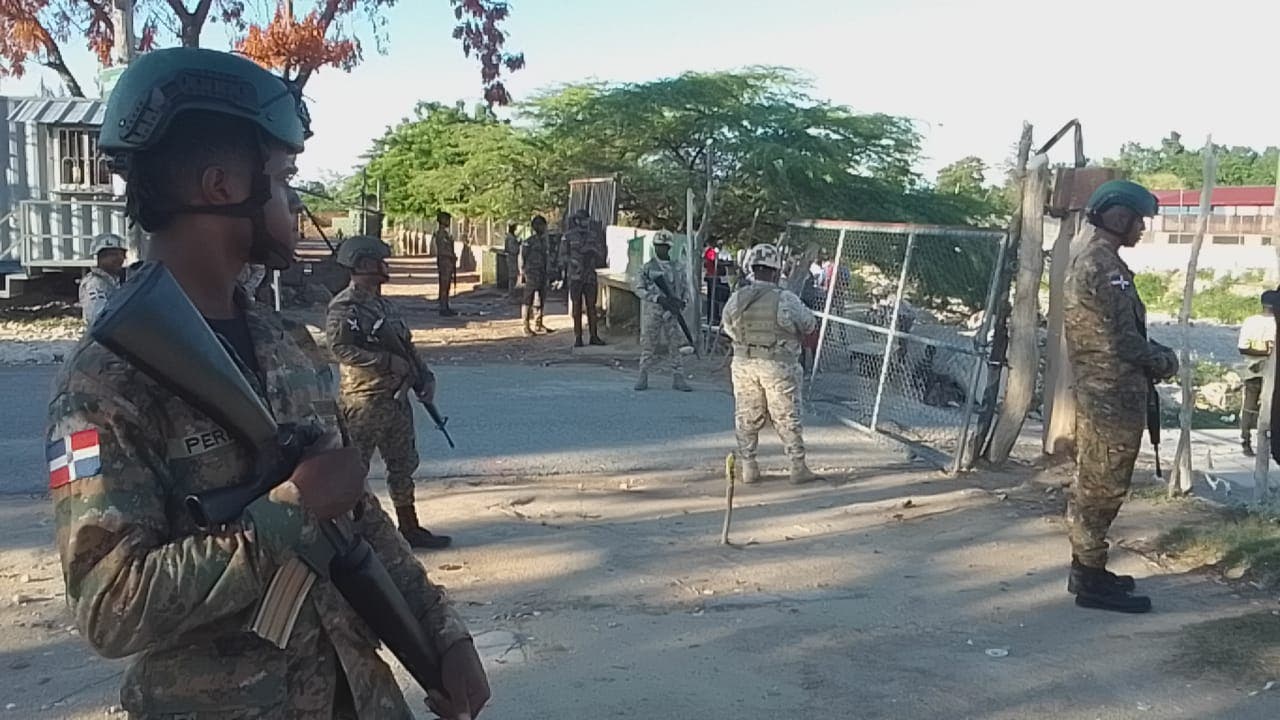 Haitianos bloquean puerta por Pedernales