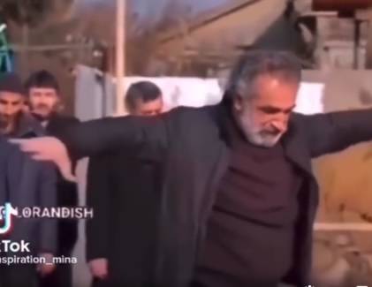 El video viral de un padre iraní bailando en el funeral de su hija es de una serie
