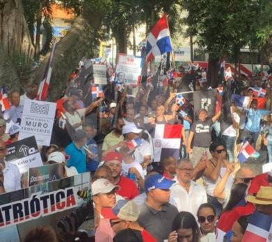 «Marcha Patriótica» movilizó a cientos en Santiago ante situación en Haití