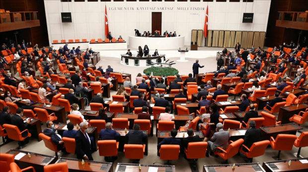 Turquía aprueba ley castiga con cárcel difundir “información falsa»