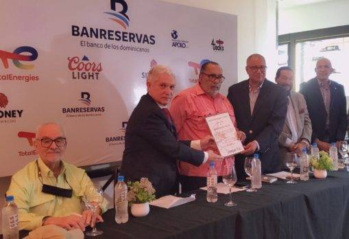 Bienvenido Rojas fue homenajeado en premiación histórica del béisbol dominicano