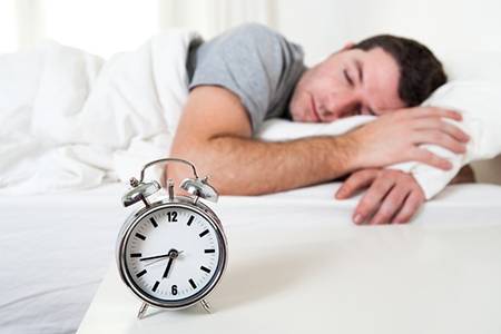 ¿Falta de sueño? Dormir 5 horas o menos a los 50 eleva el riesgo de enfermedades crónicas
