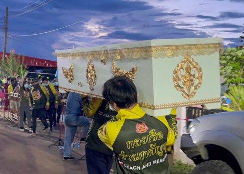 Dan el último adiós a las víctimas de la matanza en Tailandia