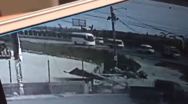 Video: Momentos en que se deslizó y viró el autobús en Punta Cana
