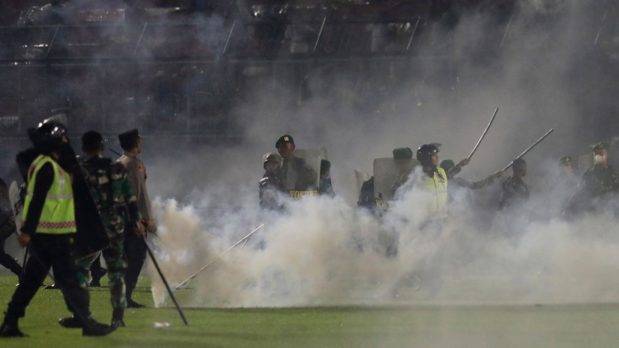 Indonesia: 125 muertos tras disturbios en partido de fútbol