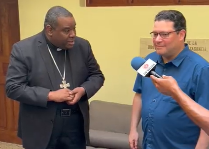 Yayo Sanz Lovatón entrega ayuda por Fiona a comunitarios vía el Obispo Castro Marte