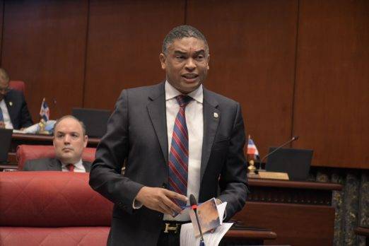 Senador ve provocación del gobierno pretender aprobar US$140 millones