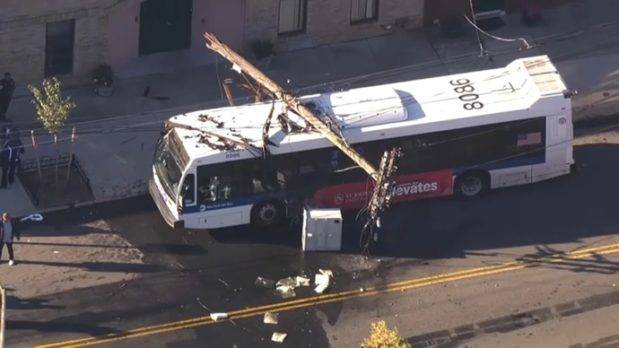 Pistolero secuestra autobús público con pasajeros en Queens