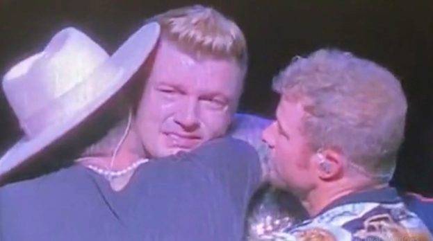 Nick Carter llora en pleno concierto por la muerte de su hermano Aaron 