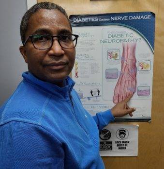 Médico dominicano en El Bronx amputa al mes cerca de 40 pies diabético