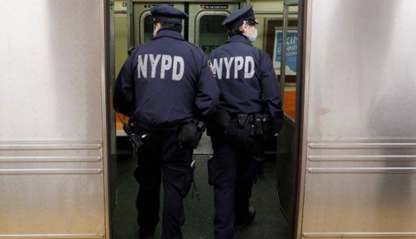 Policías NYC se juegan la vida para salvar a una persona